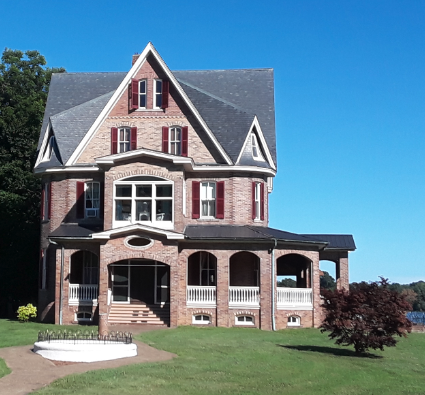 This home on Millionaire’s Row, previously “The Gables” bed and breakfast, was built in 1909 for Captain James Fisher and features a schooner mast from the 1800s in its center. Photo courtesy of Wikimedia Commons