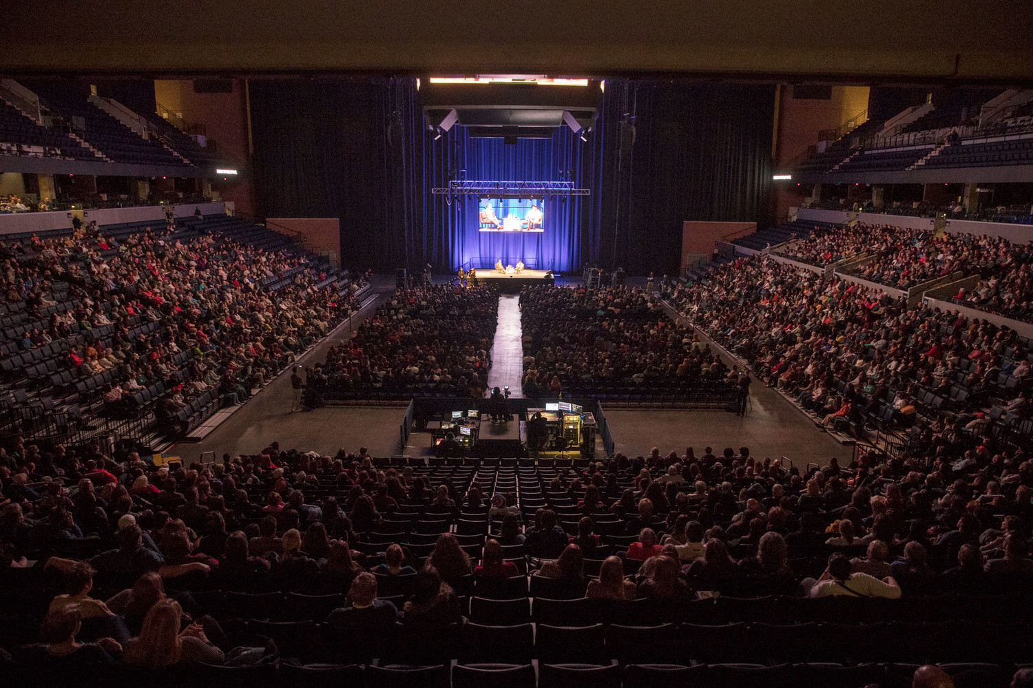 Over 2,700 students, faculty, sta³ and community members fill John Paul Jones Arena. IMAGE CREDIT: Dan Addison