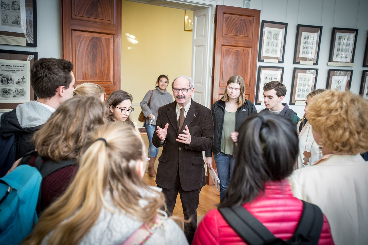 Gérard Prochain lecturing to a group of UVA students on the caricature exhibition in the Rotunda 